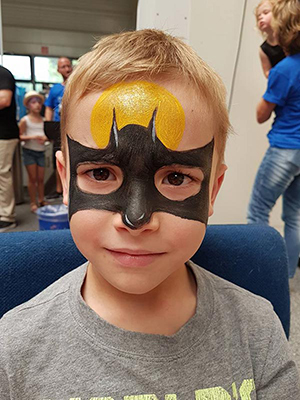 Junge mit Batman Maske