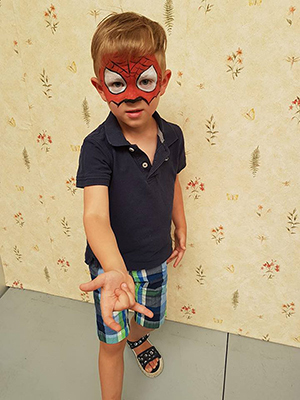 Junge mit Spiderman Gesicht